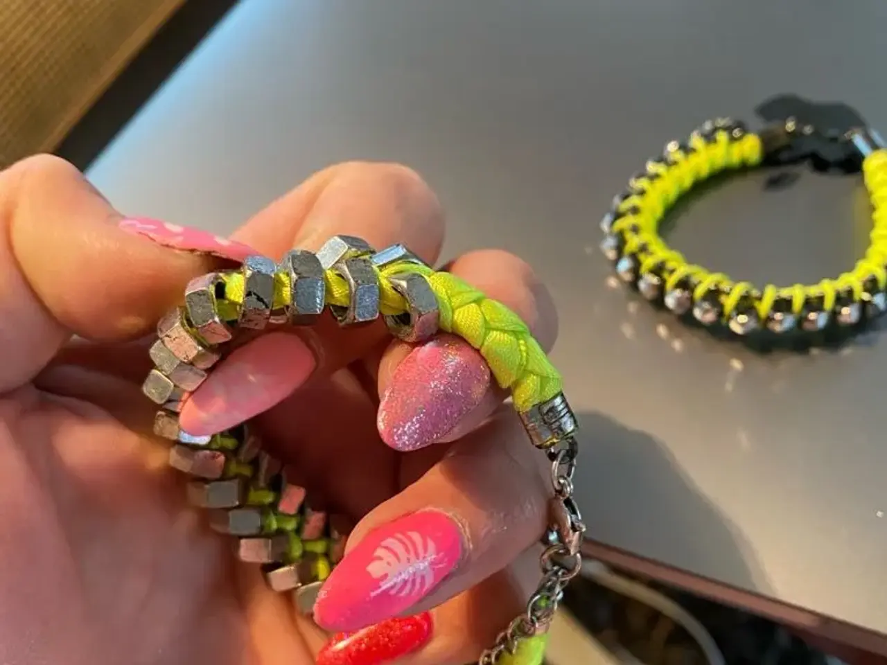 Billede 2 - Flotte gule armbånd