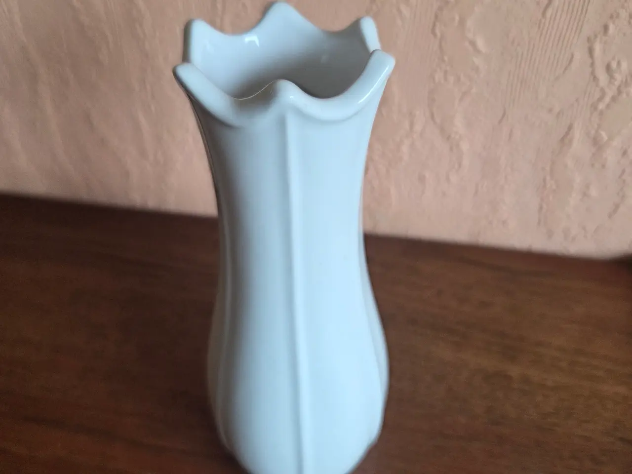 Billede 2 - Hvid vase med rillet design, H: 18 cm.
