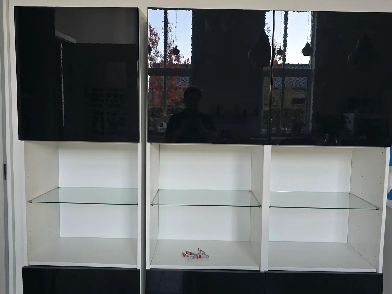 Billede 1 - IKEA reolsystem i sort højglans med glashylder