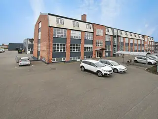 Moderne kontorer/showroom/undervisningslokaler med godt lysindfald