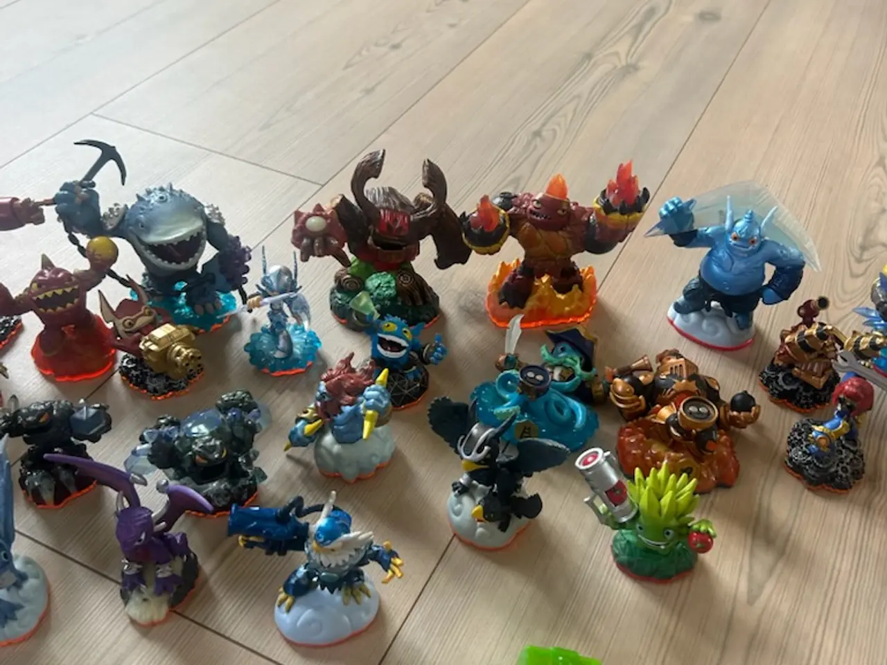 Billede 3 - 30 Skylanders figurer + selve spillet