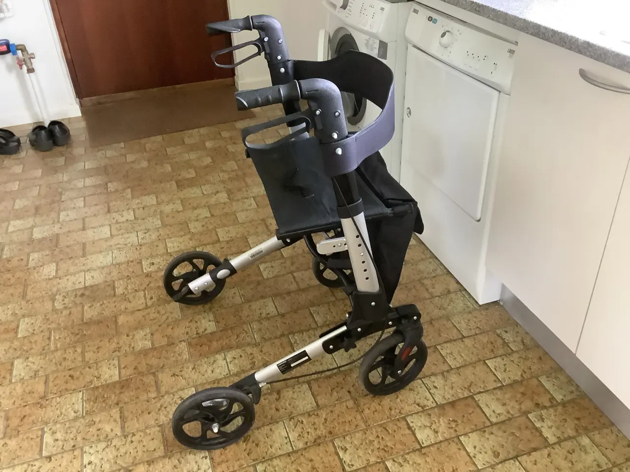 Billede 1 - Rollator  Uniprodo med taske.