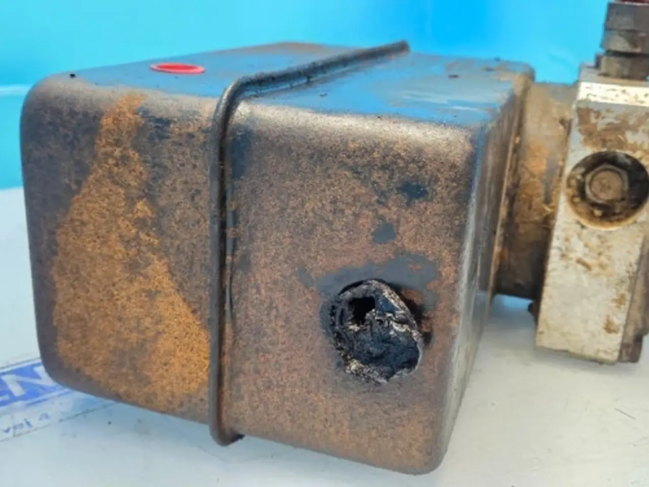 Billede 13 - New Holland BB920 Bremsevæskebeholder 84023034