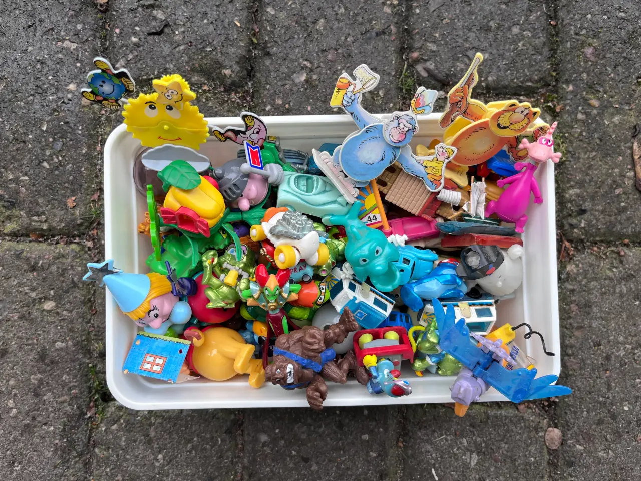 Billede 1 - Små “Kinderæg” figurer.