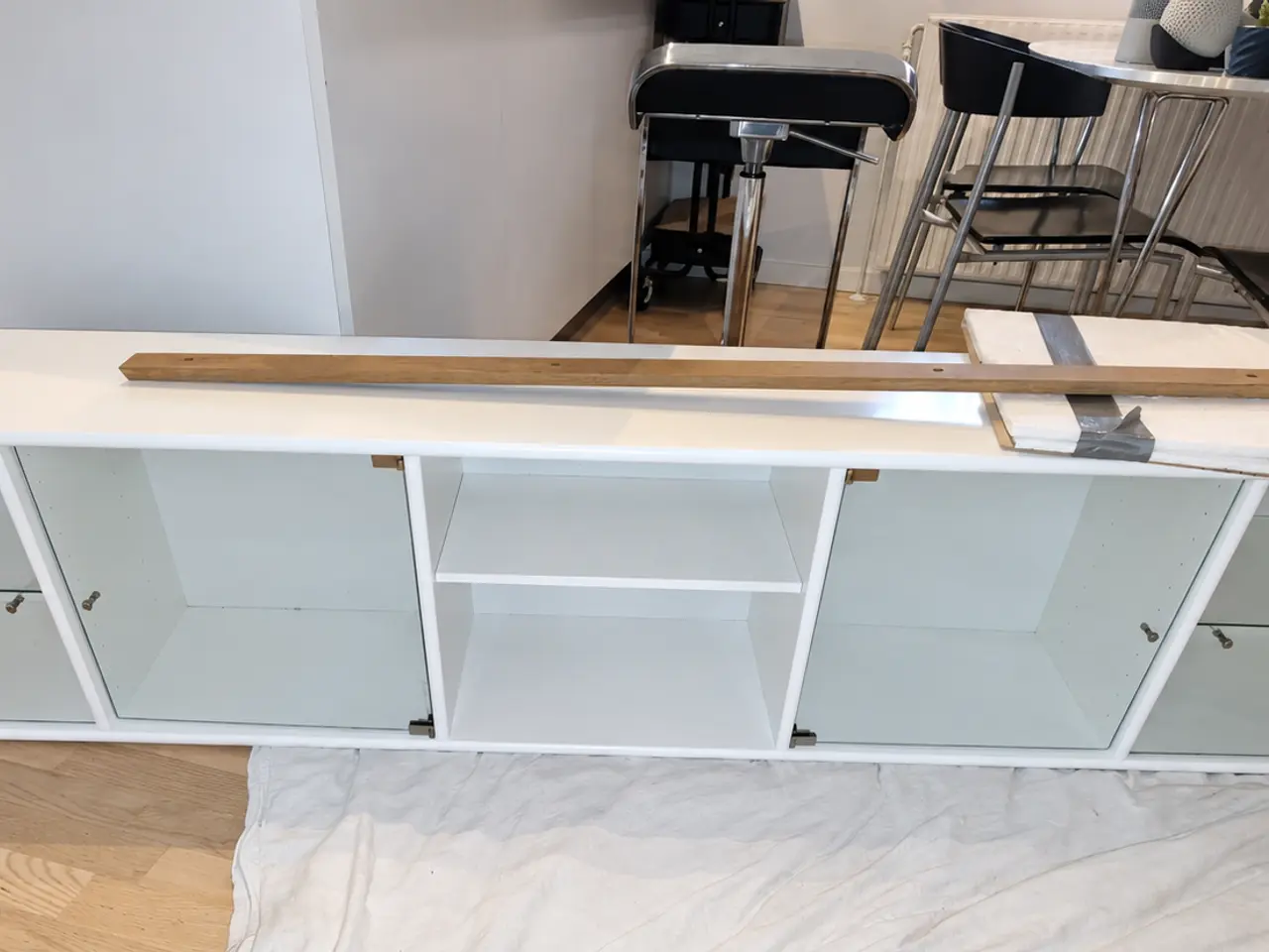 Billede 2 - Mistral Classic 108 – hvid vitrinereol – som ny