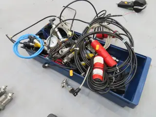 Kasse med tryktransmittere APLISENS PCE-28 m.fl.