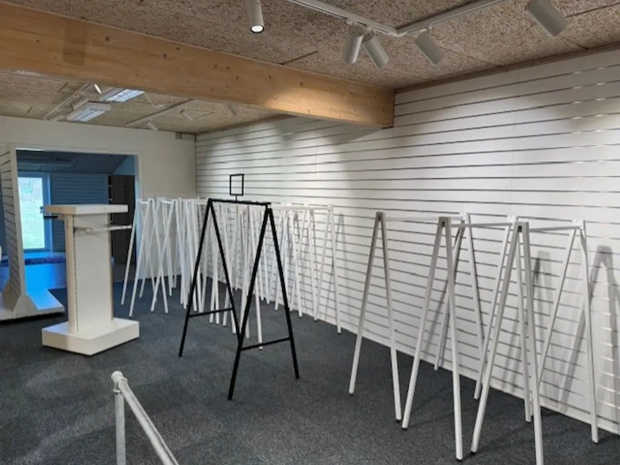 Billede 1 - butiksinventar og tilbehør sælges