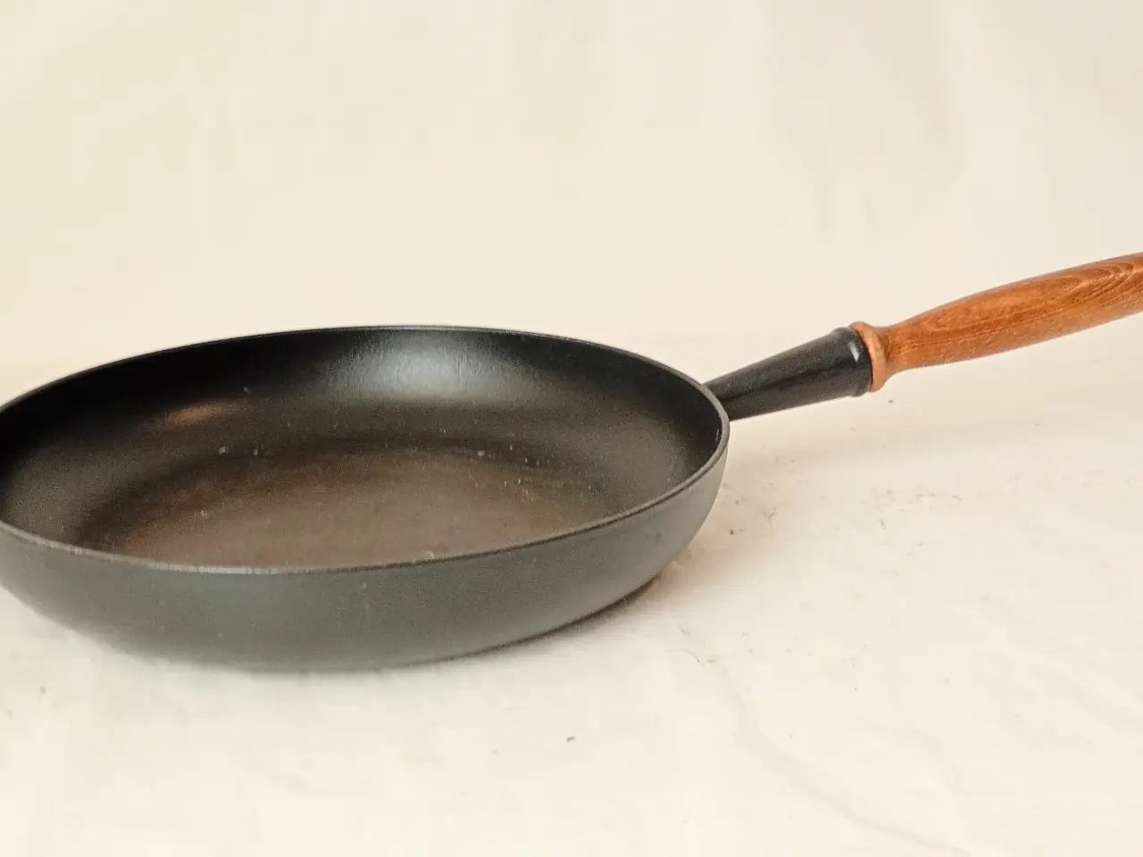 Billede 1 - STOR LE CREUSET STØBEJERNS STEGEPANDE MED TRÆSKAFT