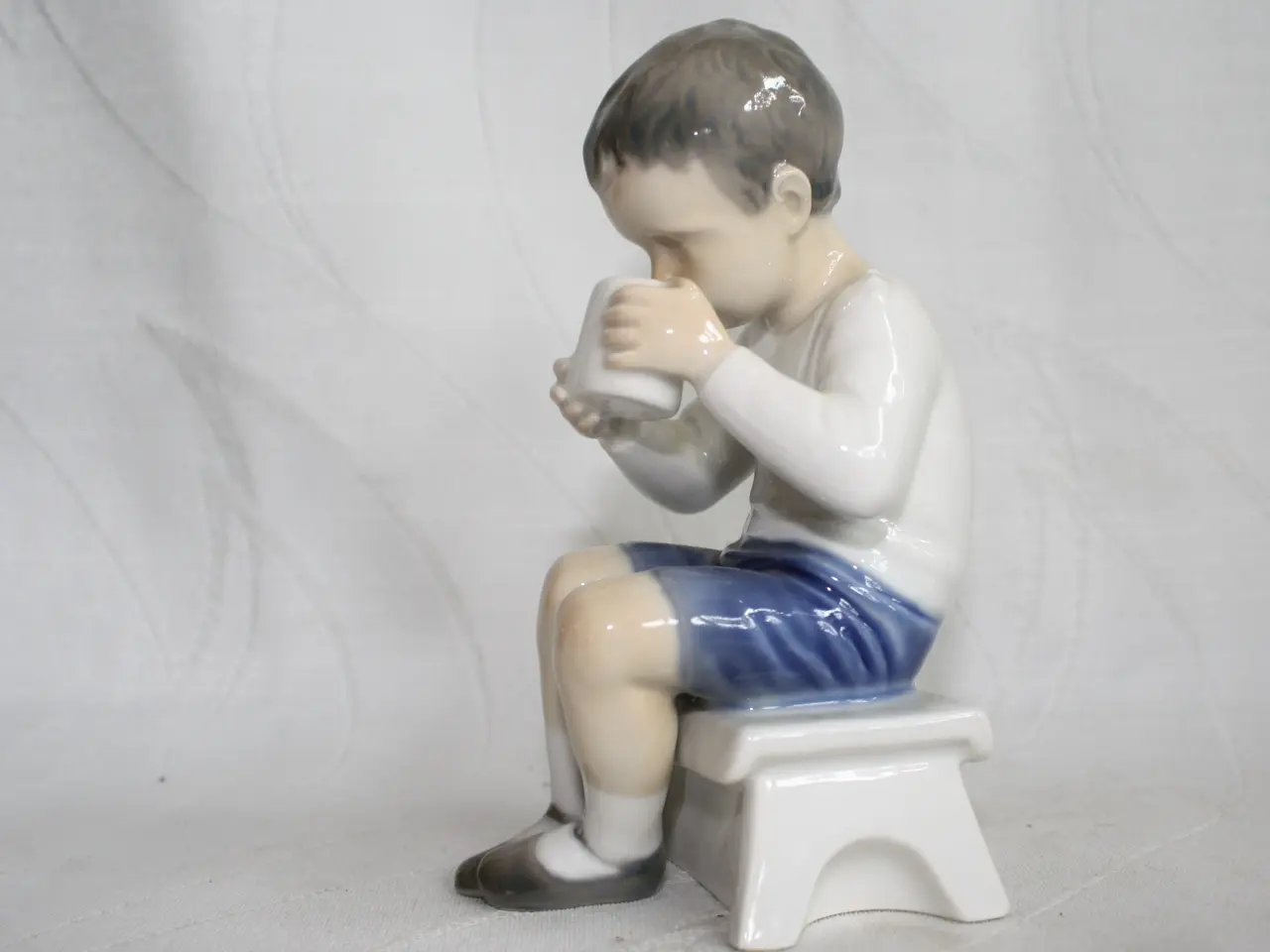 Billede 4 - Victor, Dreng med kop, figur fra Bing og Grøndahl