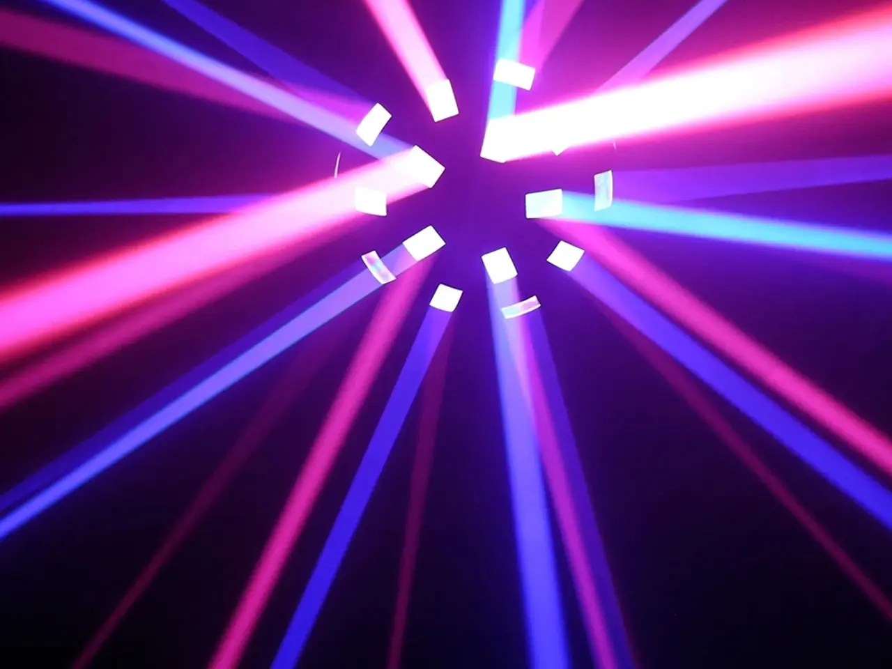 Billede 3 - Udlejes - ”MUSHROOM” med 3 X 3 Watt LED fra BeamZ