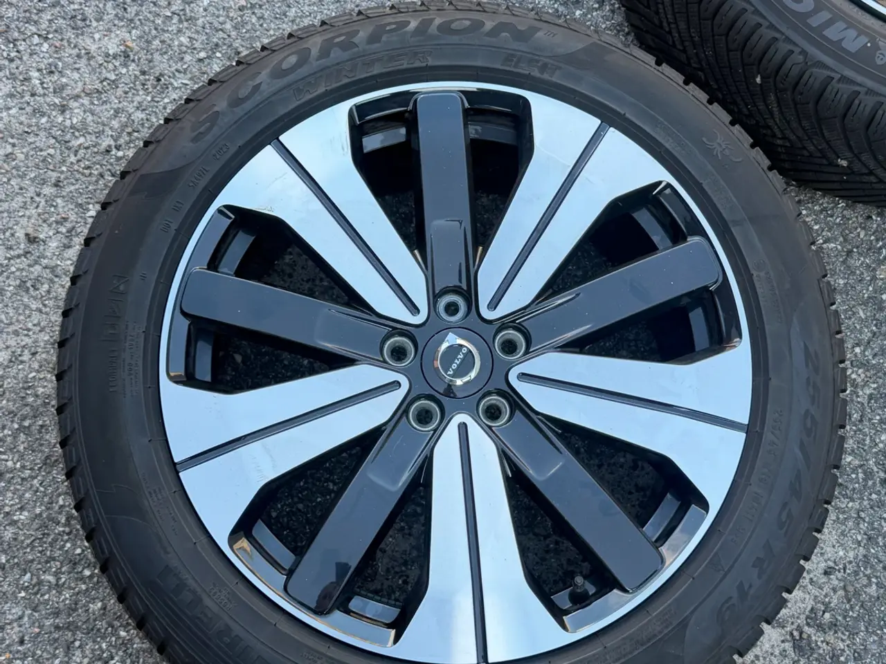 Billede 1 - Volvo alufælge med vinter dæk . Passer til electri