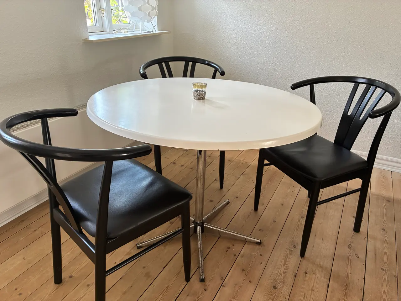 Billede 1 - Rundt spisebord med 3 fine polstrede stole