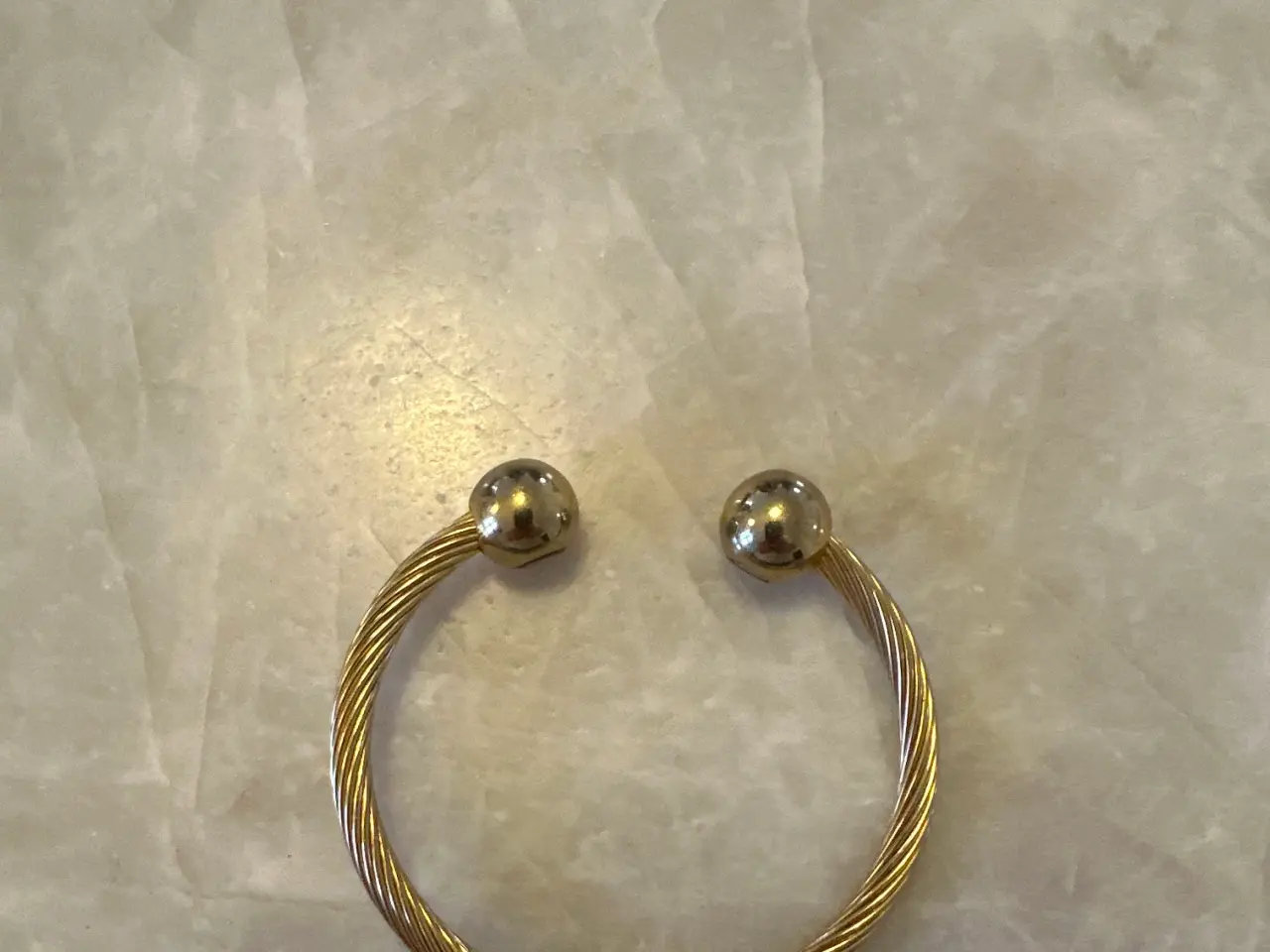 Billede 1 - Guld farvet armbånd med magneter