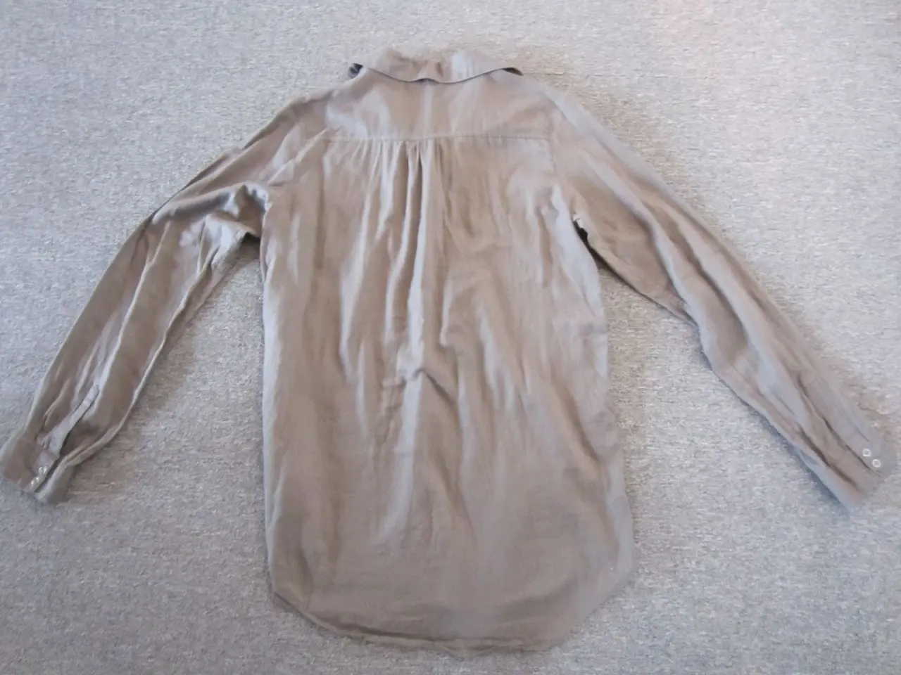 Billede 4 - Fin Skjorte i lys brun fra H&M i str 170
