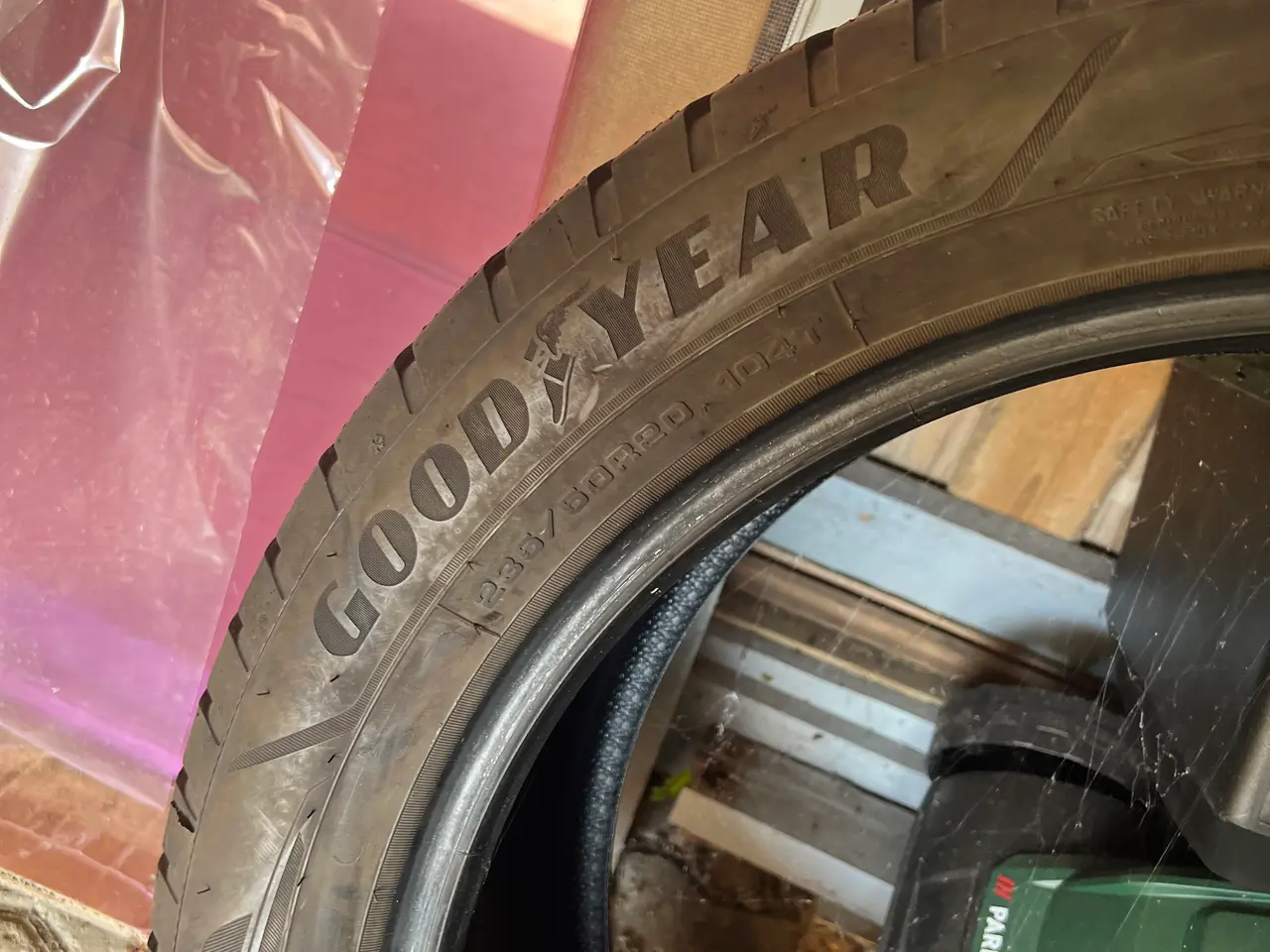 Billede 5 - to Michelin dæk 255/45/20  to Goodyear 235/50/20
