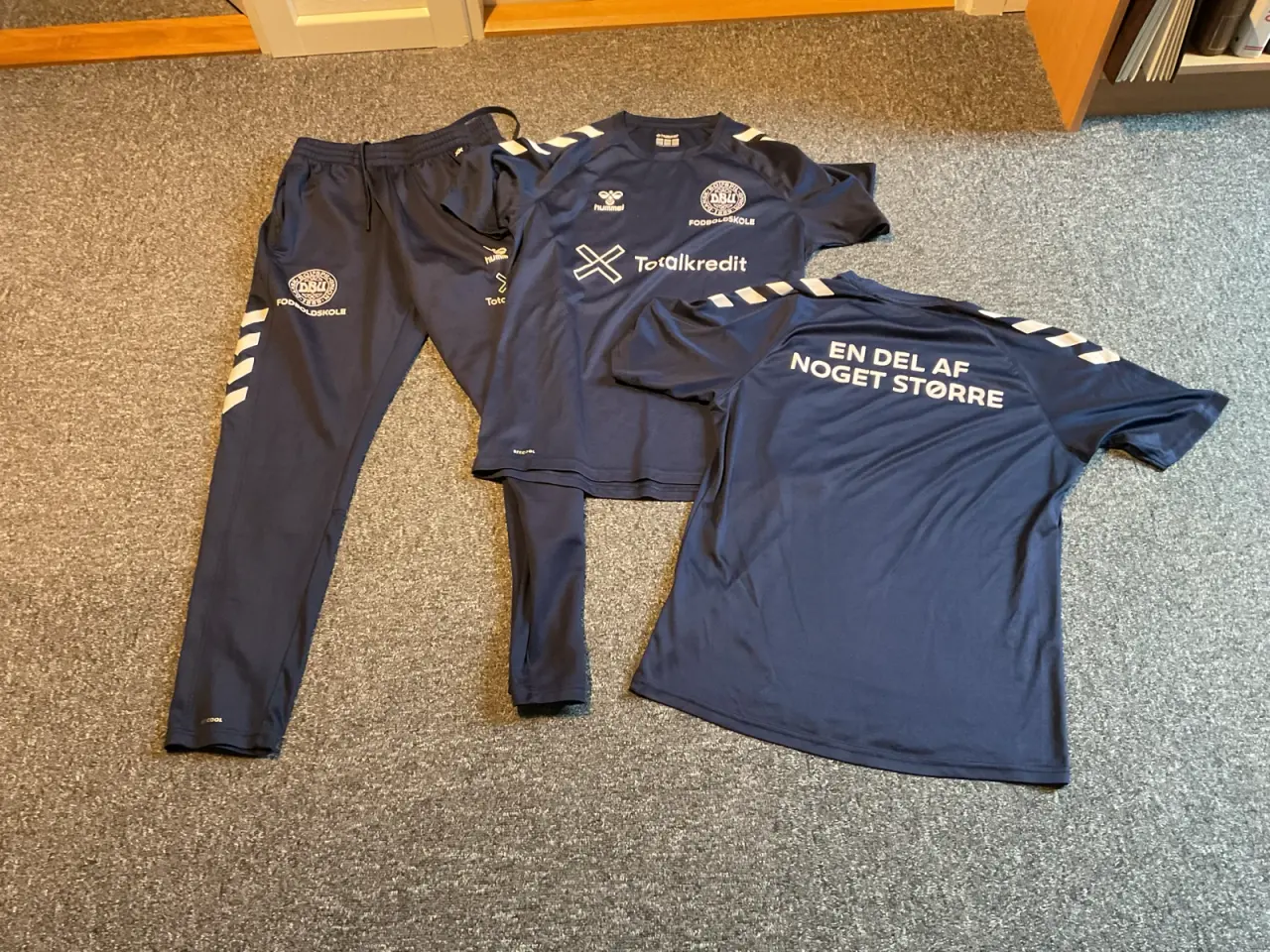 Billede 1 - Træningstøj: bukser og to t-shirts 