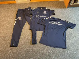 Træningstøj: bukser og to t-shirts