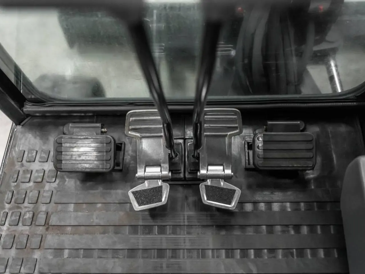 Billede 11 - Bobmaster Ultimate diesel minigraver - 2,7 tons med drejearm og joystick, inkl. skovlsæt