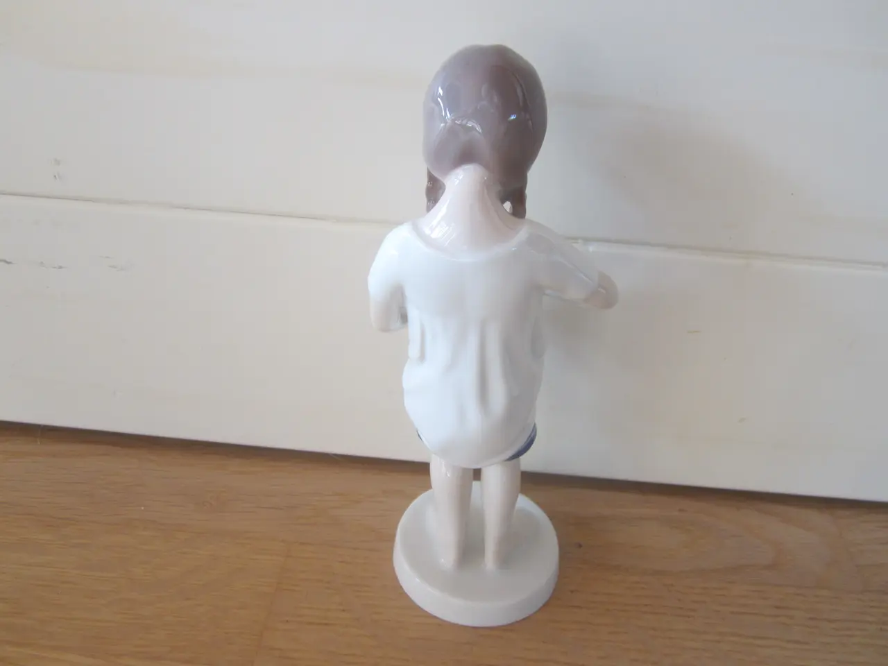 Billede 4 - Rigtig sød B&G figur nr 1779 Pige med kat