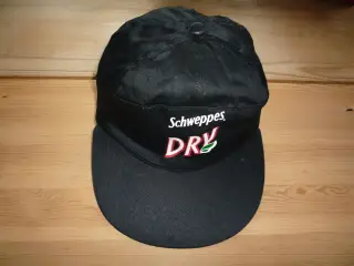 2 caps, Schweppes Dry og Converse all Star