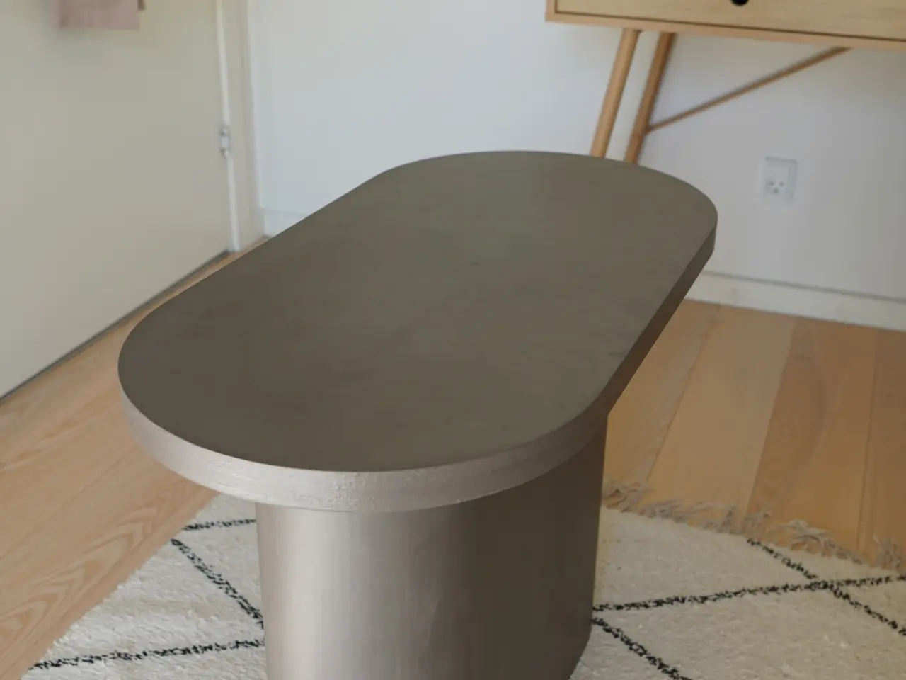 Billede 2 - Ovalt bord i betonlook