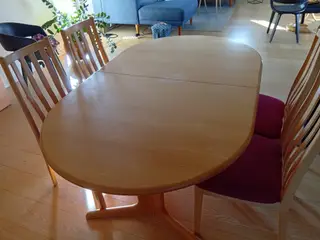 Skovby spisebord.