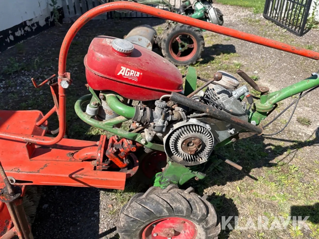 Billede 8 - Redskabsbærer Agria 4000 med kost