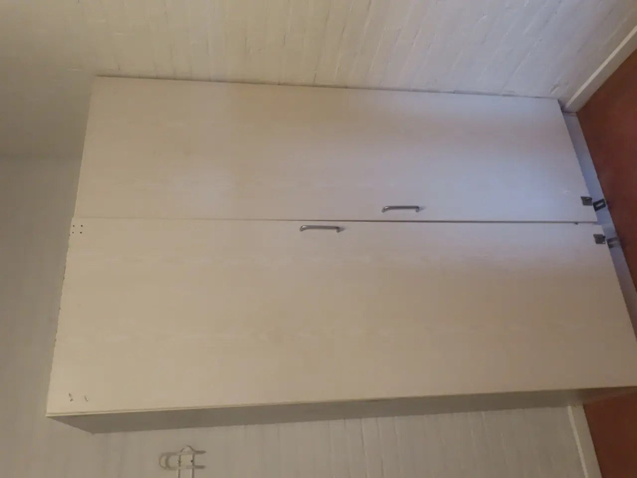 Billede 5 - Indhold på værelse af bord, køjeseng, skab mv.