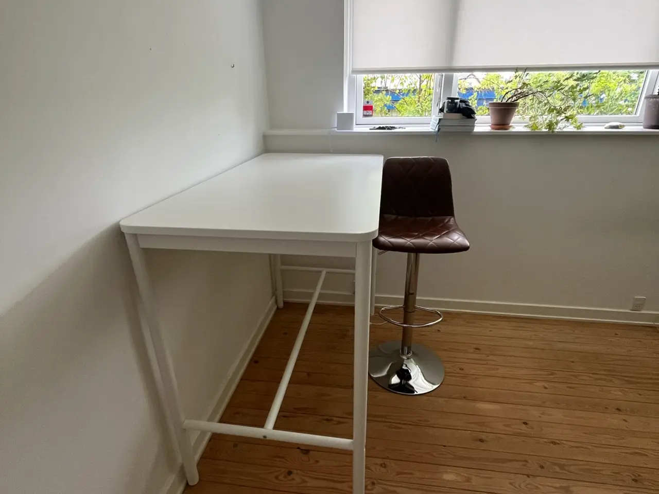 Billede 5 - Højt skrivebord med stol
