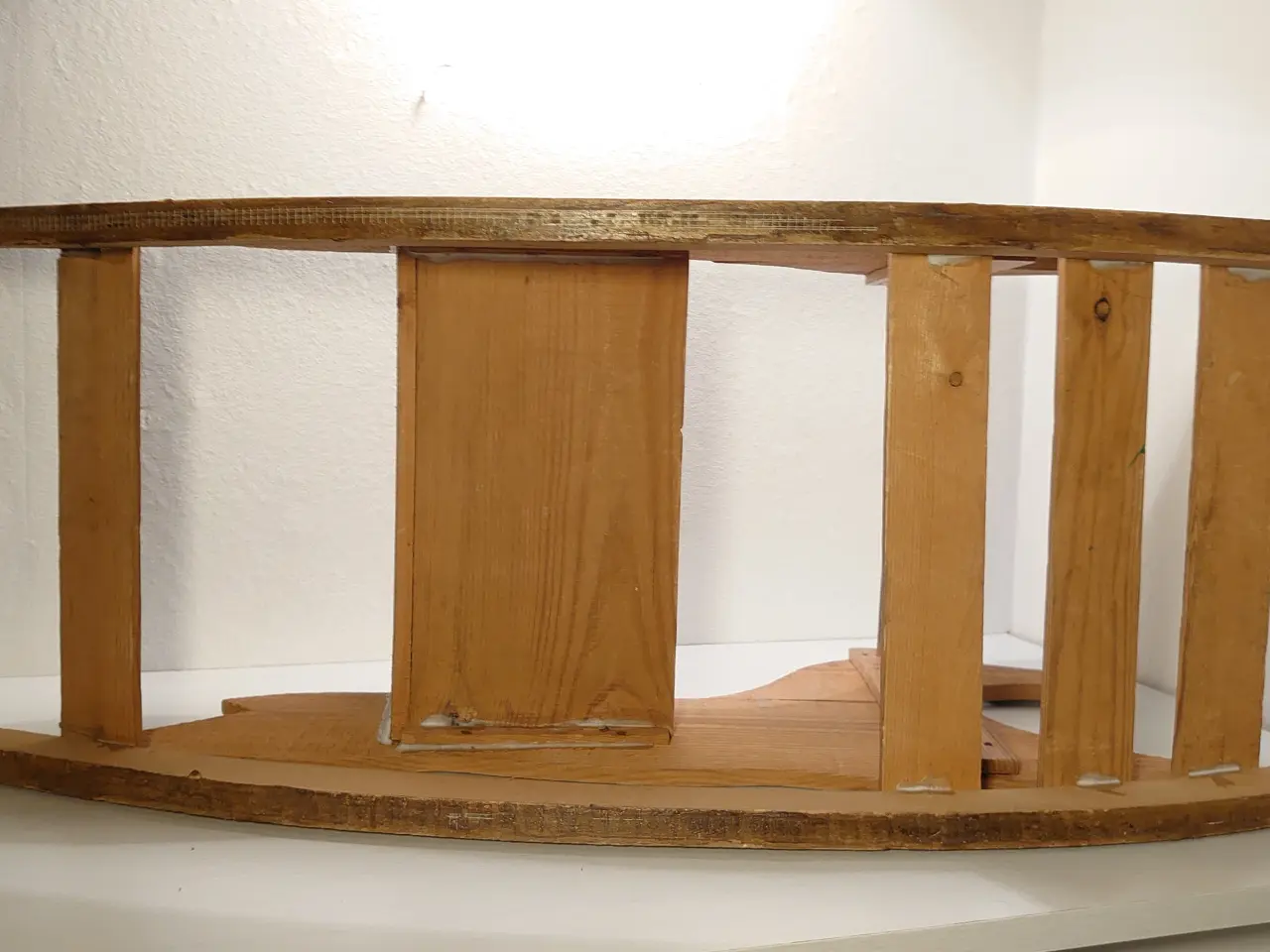 Billede 4 - Gammel patineret gyngehest i træ. L. 75cm