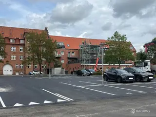 Fast p-plads til leje i trygt gårdmiljø.