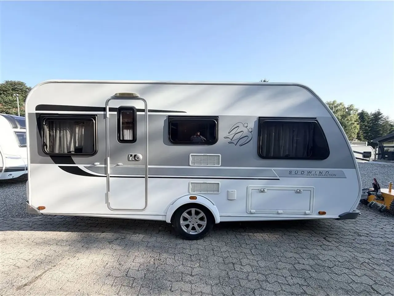 Billede 1 - 2016 - Knaus Südwind Silver Selection 460 EU Enkeltsenge-Lamel-Gulvtemp.-Telt