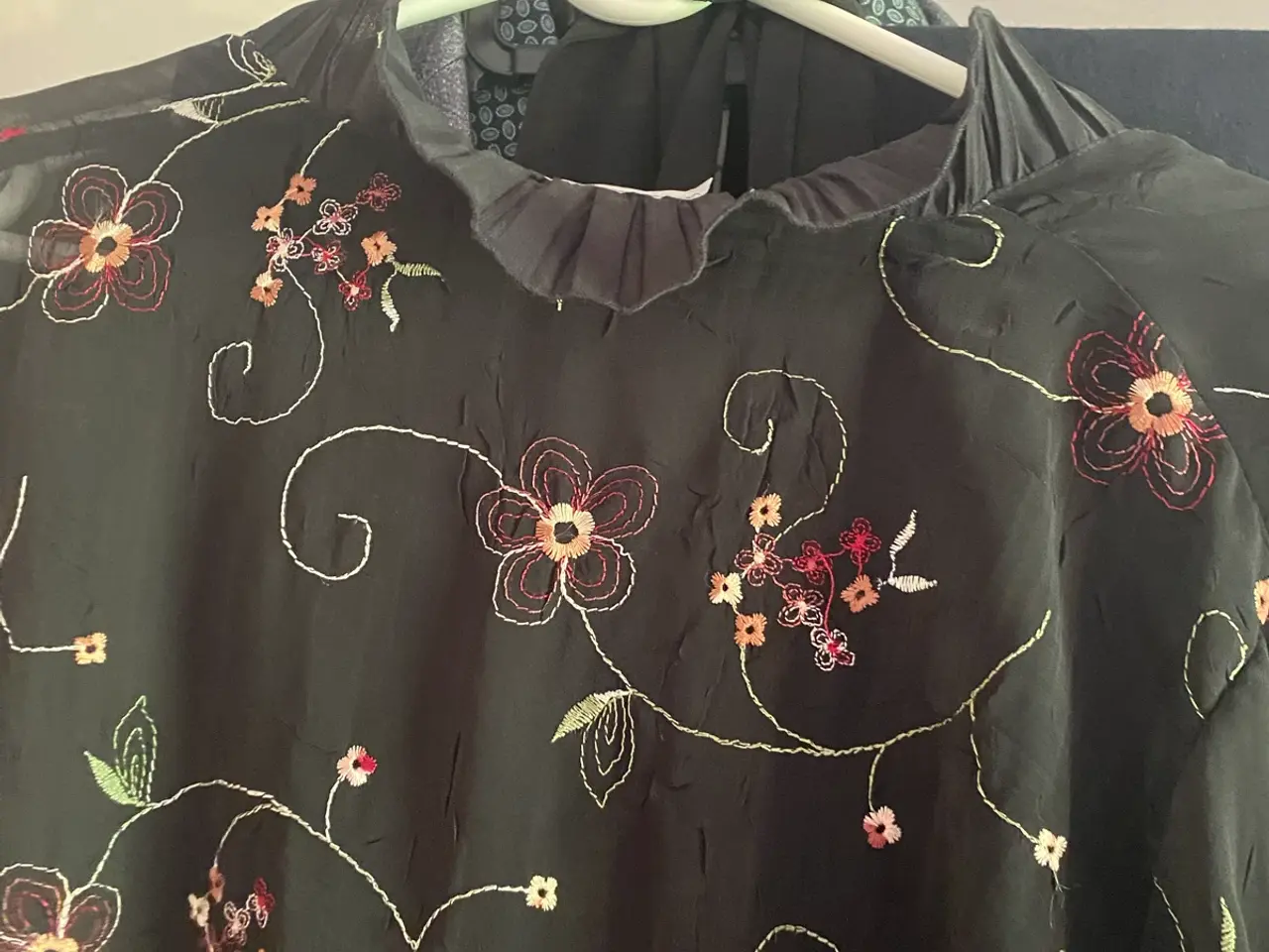 Billede 4 - En kjole graviditeten i sort med broderi