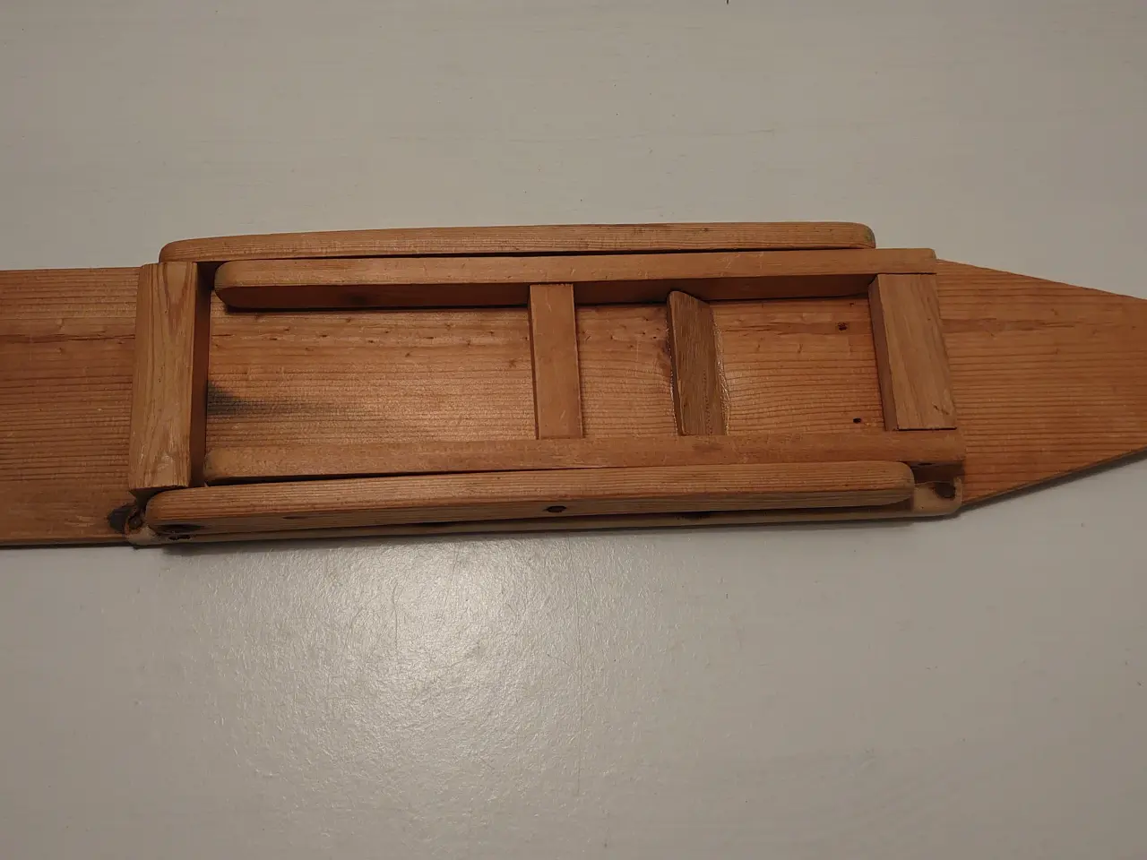 Billede 3 - Fængselslegetøj?Gammelt dukke strygebræt.L43cm.