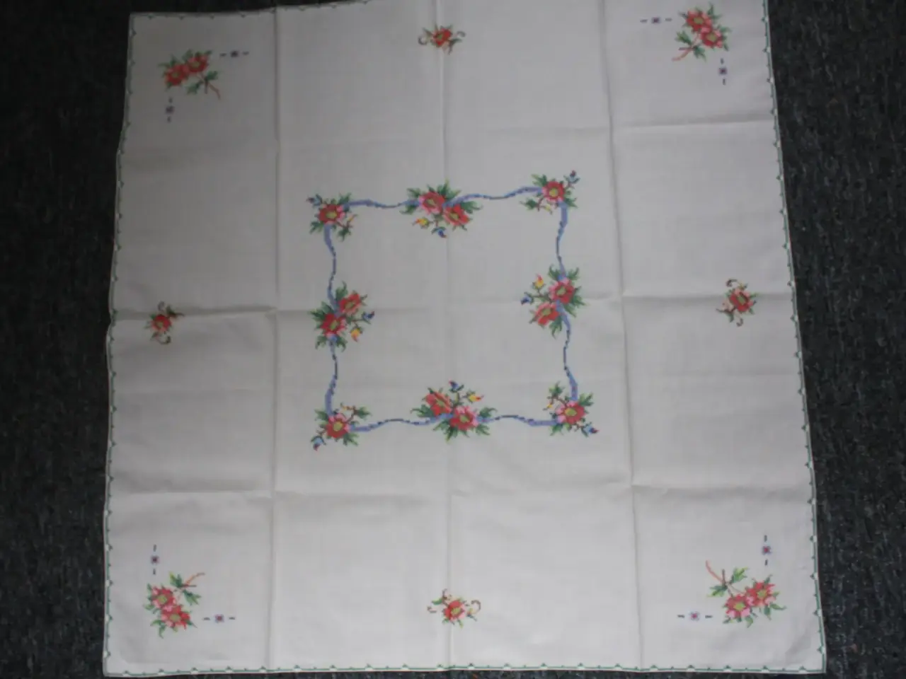 Billede 1 - Lille dug 87 x 87 cm, m. 4 servietter