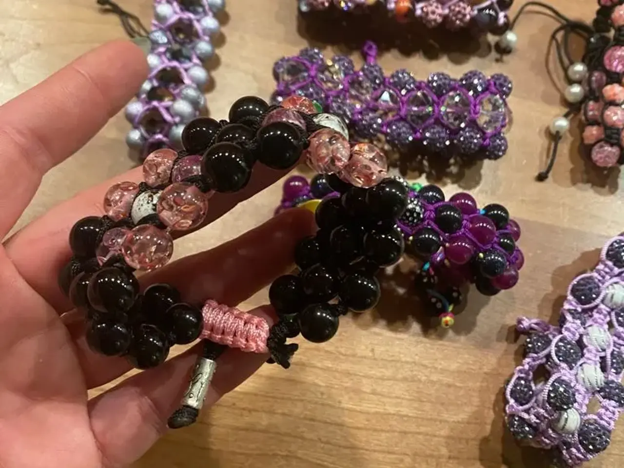 Billede 2 - Flotte nye knyttede armbånd