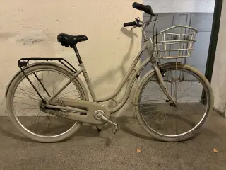 Damecykel med kraftig stor cykelkurv foran.