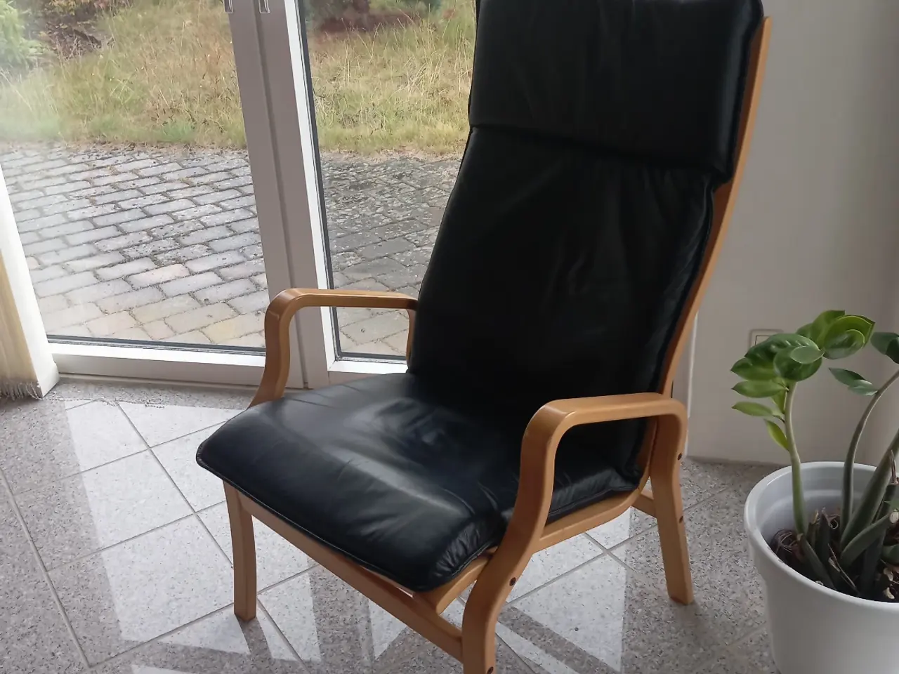Billede 1 - Fin lænestol i Bøgetræ og sort læder.
