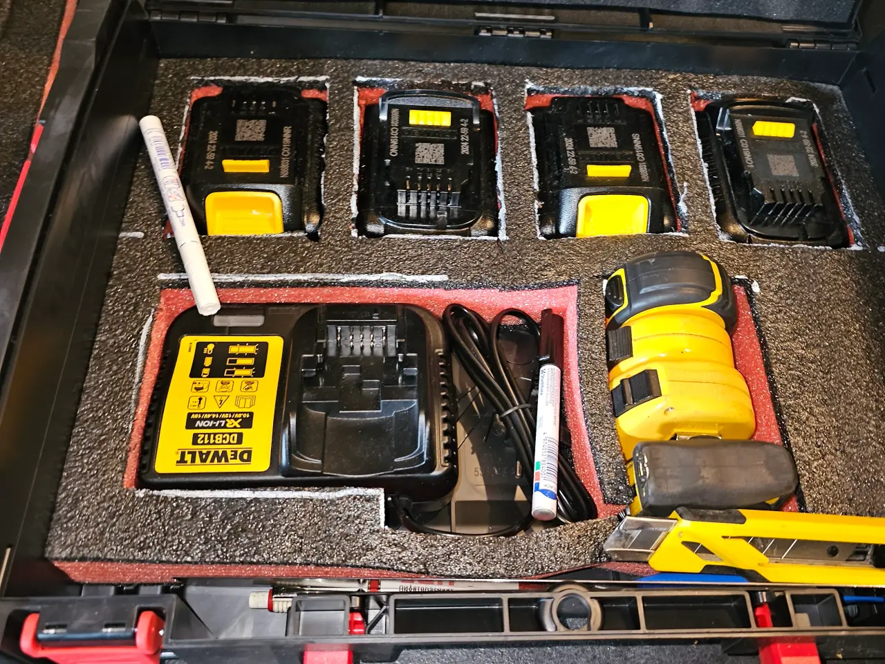 Billede 5 - DEWALT 4 AMPERE 3 STK BATTERI OG LADER