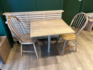 Cafe bord sæt m. 2 Stk. Stole i træ.