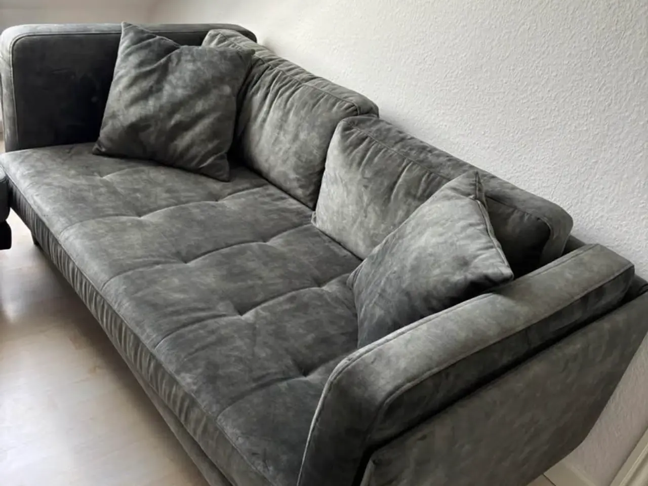 Billede 3 - Flot og komfortabel sofa i grøn velour-look med ti