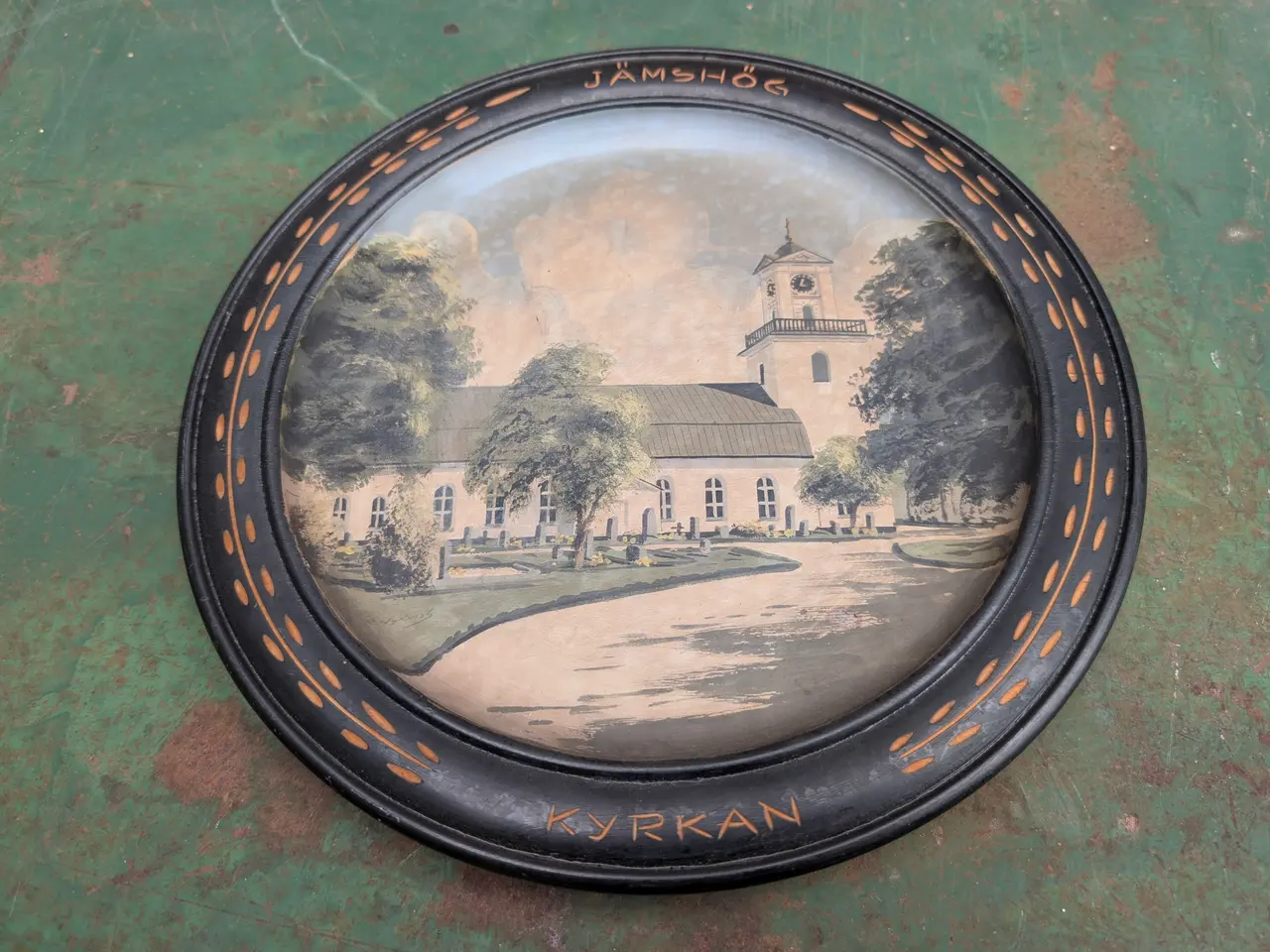 Billede 2 - Træplatte med Jämshög kyrkan-motiv – Ø 27 cm