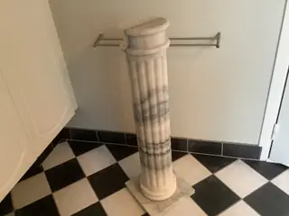 Marmor søjle piedestal hvid/grå