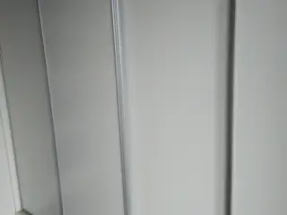 Garderobe skydedøre i hvid lud