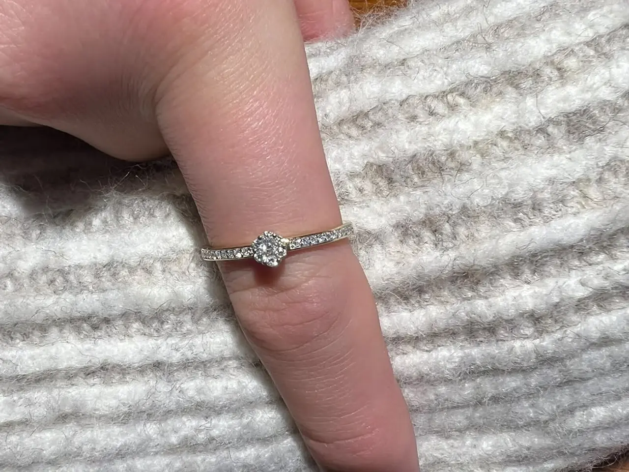 Billede 3 - Smuk feminin guld ring med diamanter