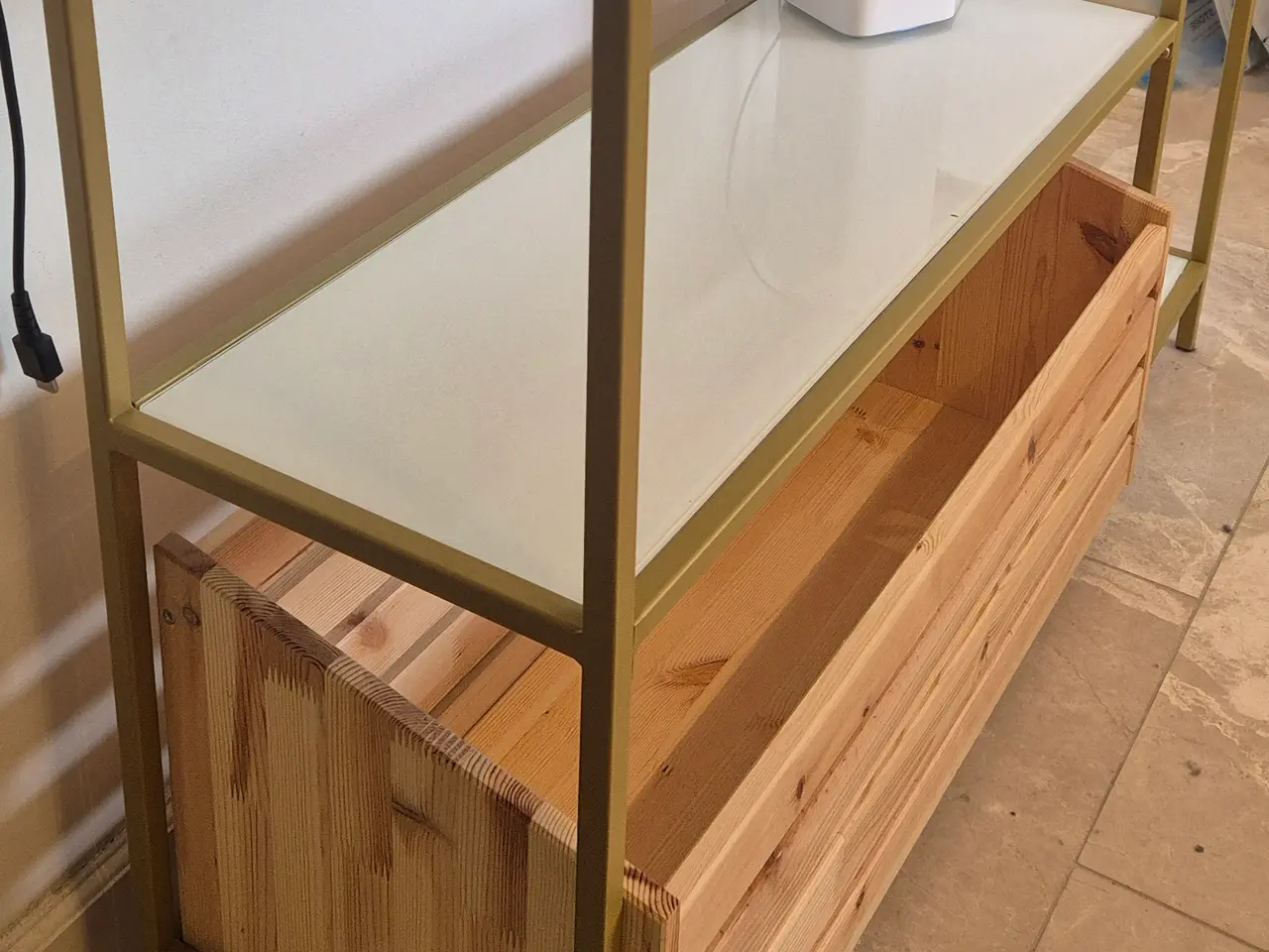 Billede 5 - Moderne hylde / TV-bord + trækasse
