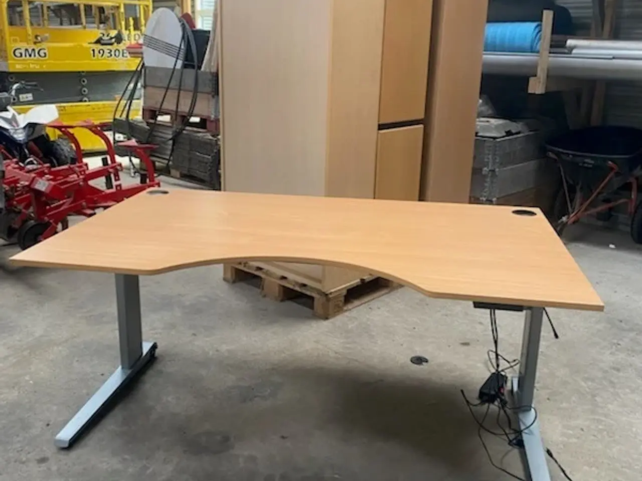 Billede 1 - Skrivebord sælges. Der er to stk. 