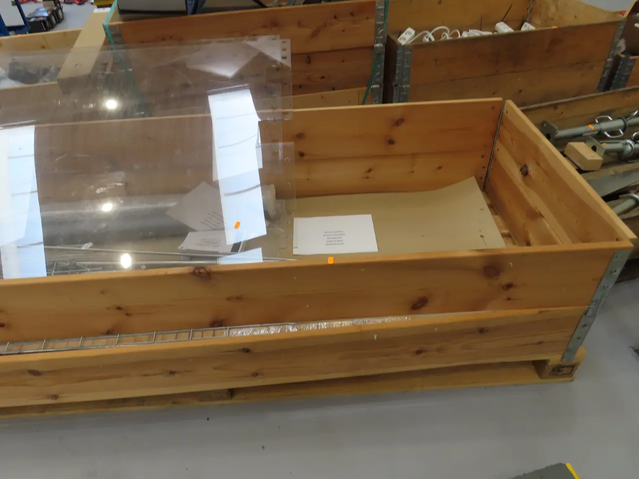 Billede 2 - Palle med div. plexiglas, kabelføringsskinner m.m.