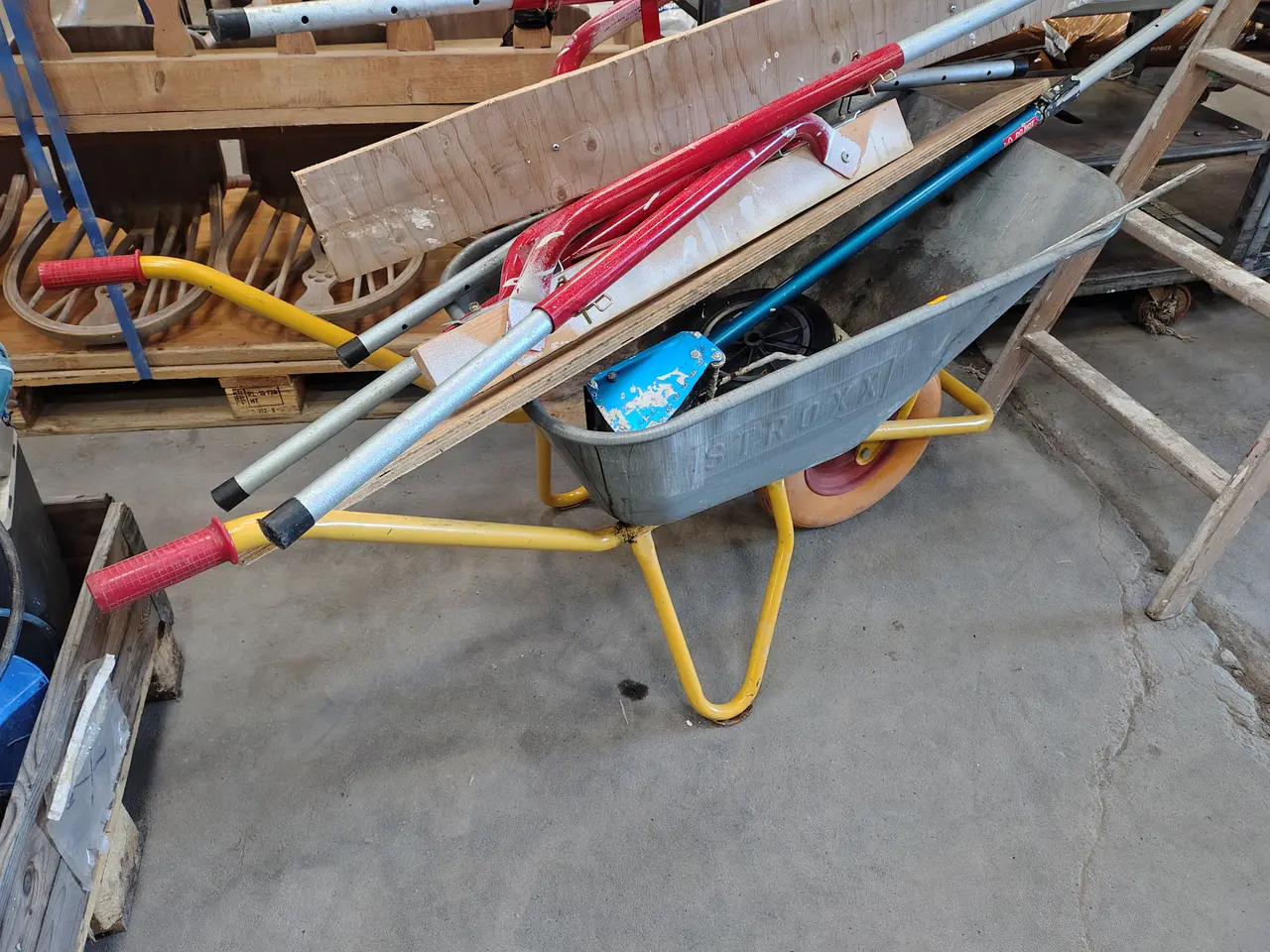 Billede 2 - Trillebør med materialer