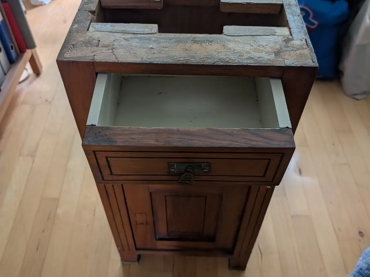 Billede 2 - Træmøbel med marmorplade